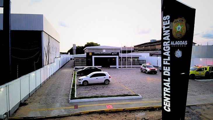 Homem acusado de estupro invade casa de ex pela janela, a agride e a ameaça de morte