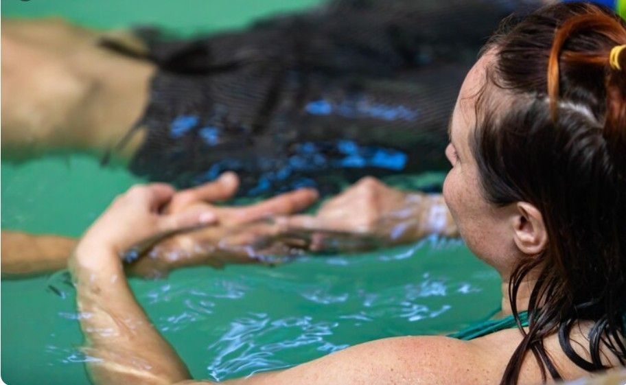 Biodança aquática ajuda a aliviar estresse e tensões