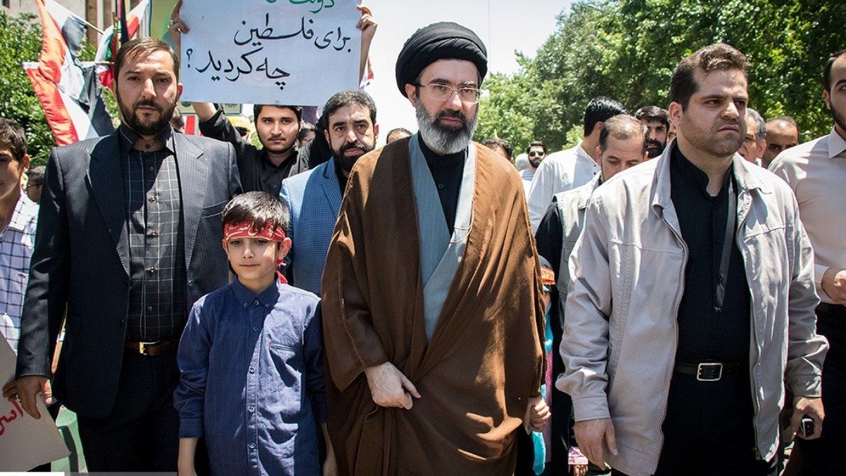 Novo líder do Irã passa por cirurgia e se oculta