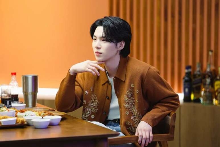 Membro do BTS paga multa de R$ 62 mil por dirigir scooter alcoolizado