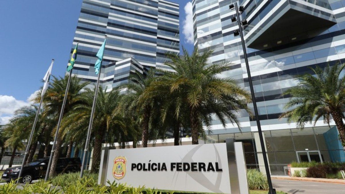Polícia Federal devolve credenciais de agente americano