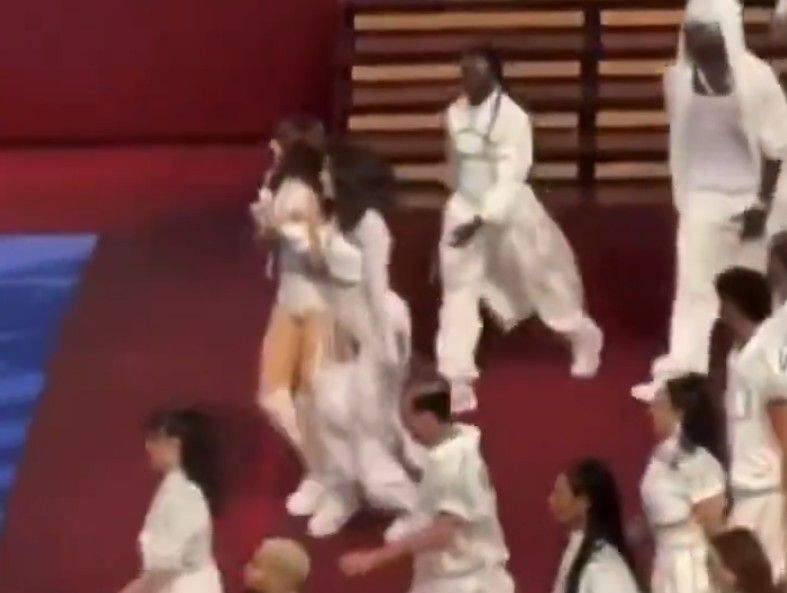 Anitta e Lisa viralizam ao dejarem palco da Copa