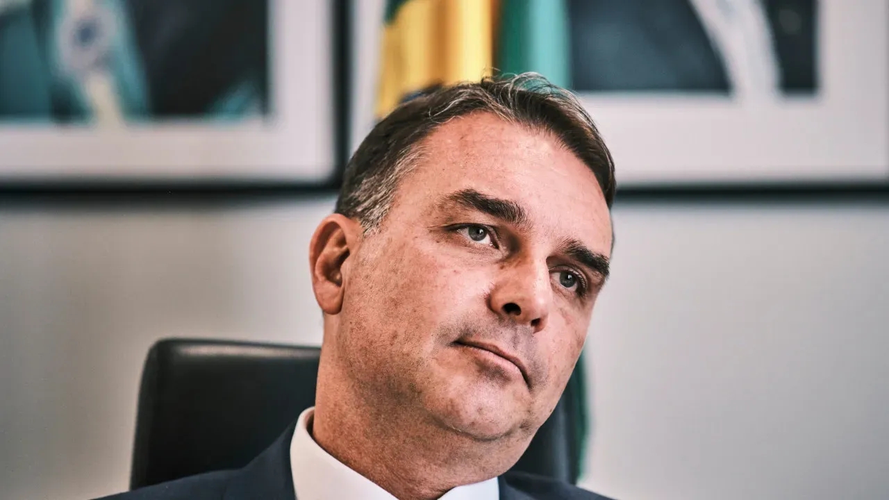 Flávio Bolsonaro admite possível desistência da candidatura