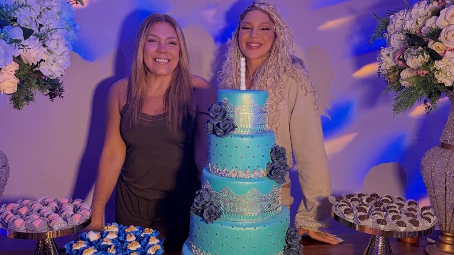 Aysha Benelli encanta em festa de aniversário e semelhança com Simony