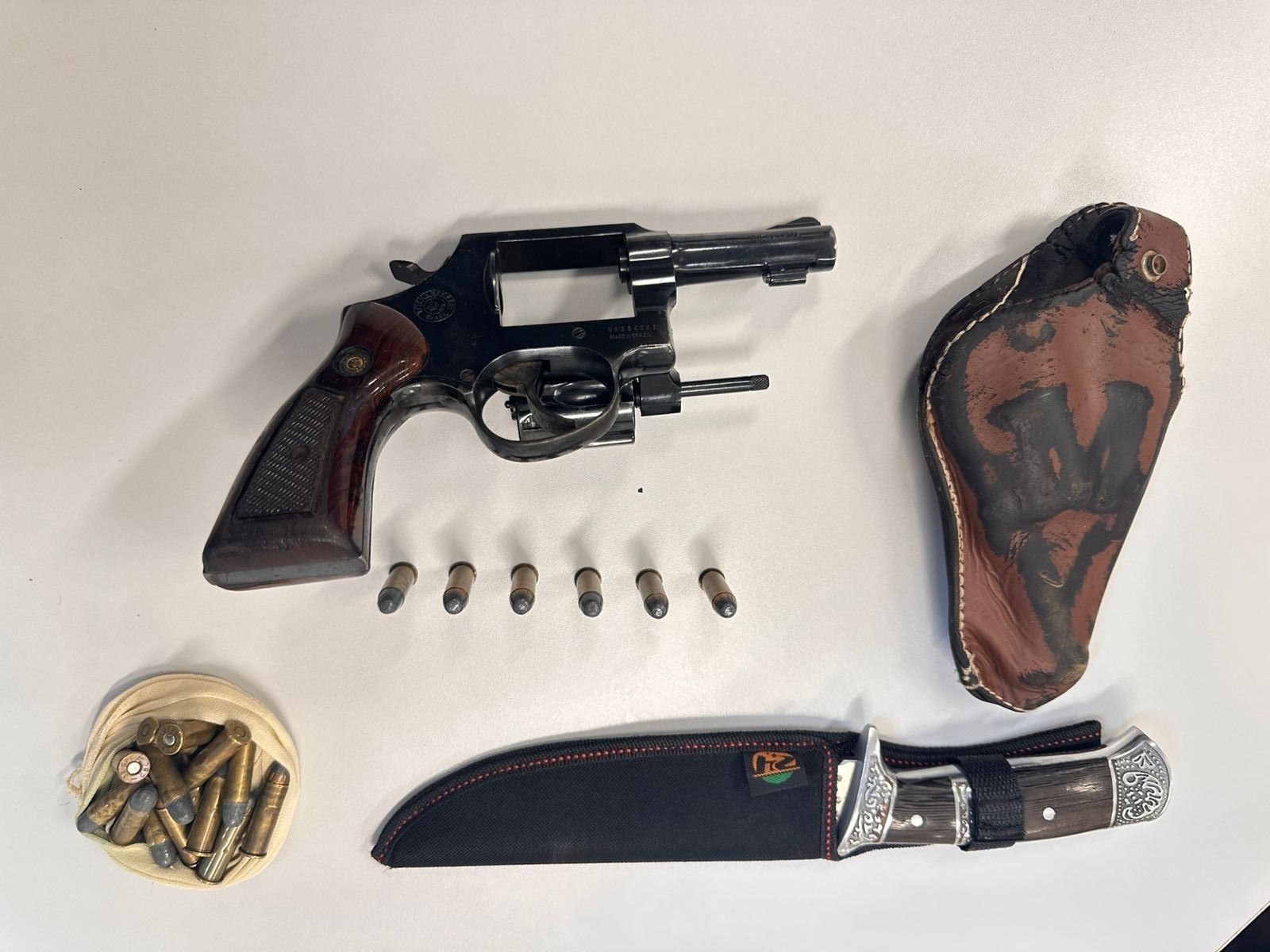 Idoso de 90 anos é preso com arma em banco