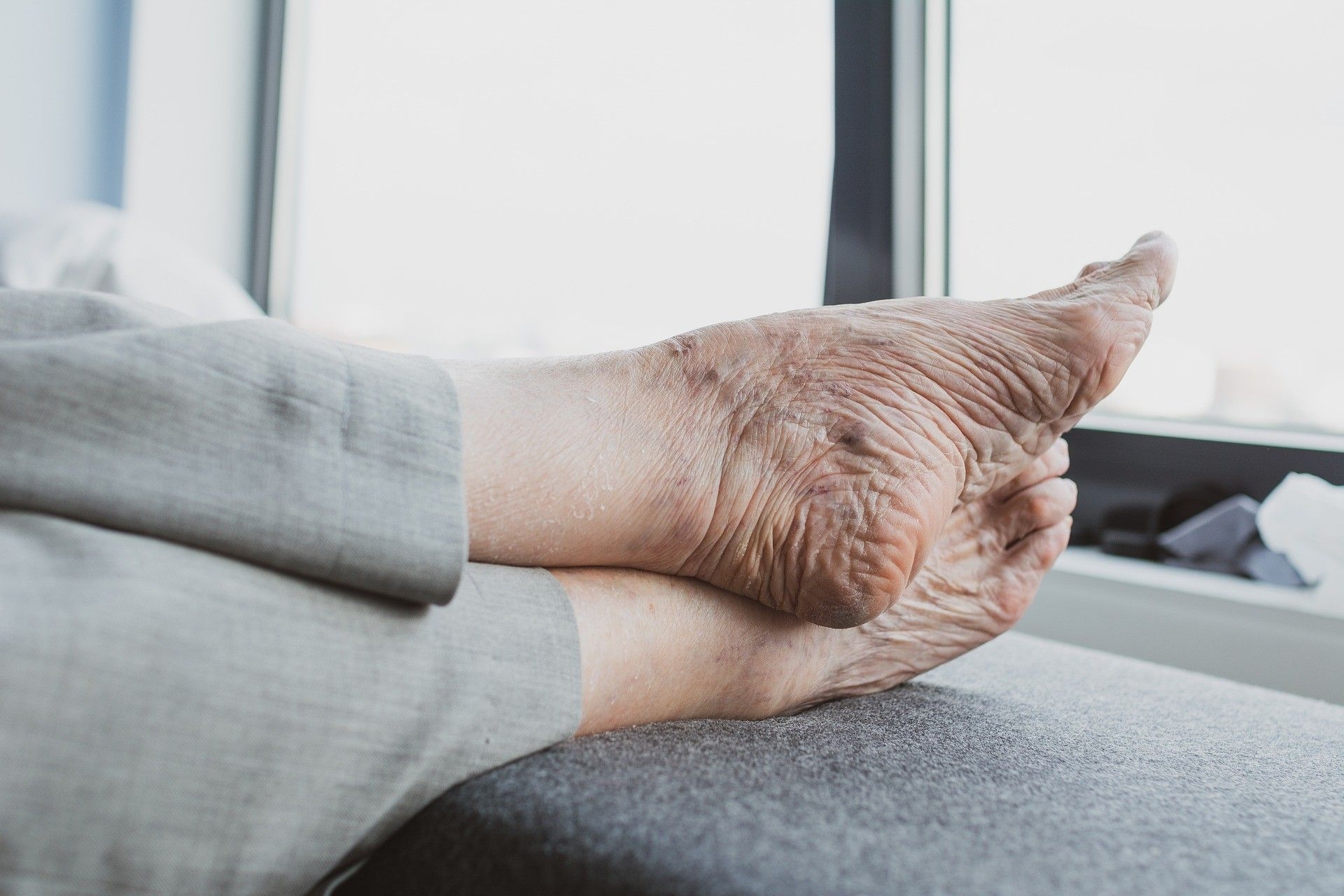 Como a dificuldade em cortar unhas dos pés pode indicar queda