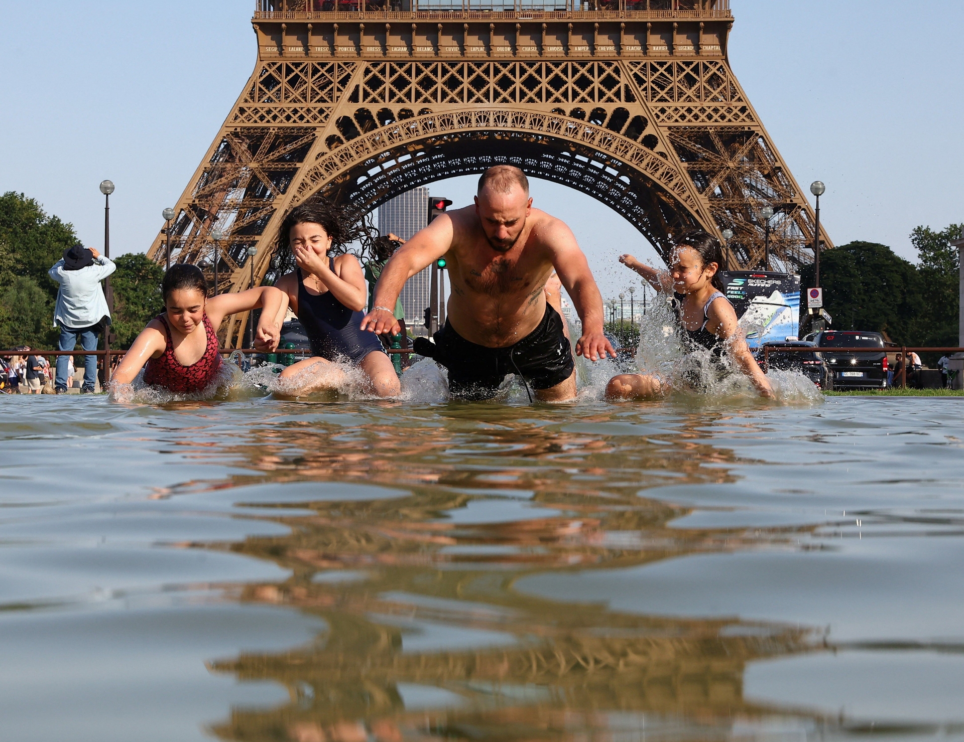 Torre Eiffel fecha devido à intensa onda de calor