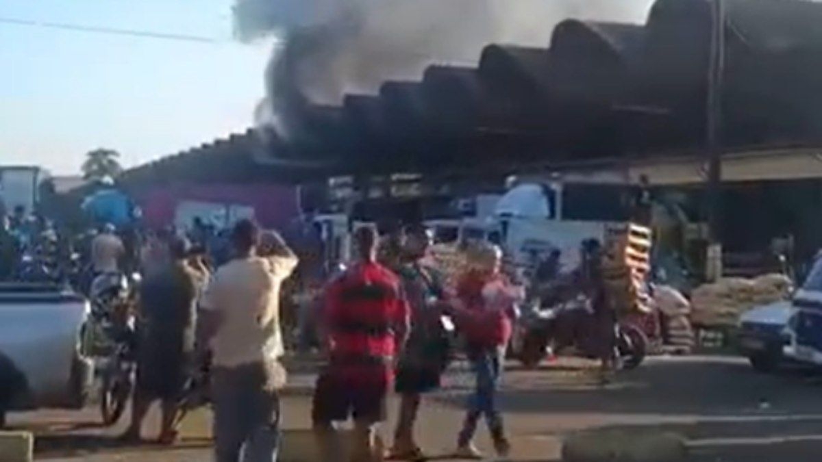 Incêndio afeta galpão da Ceasa em Irajá, Rio