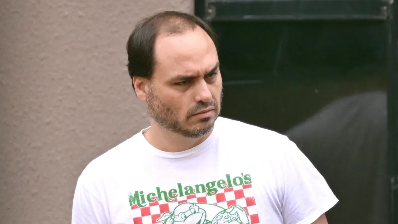 Carlos Bolsonaro critica regras de visita ao pai