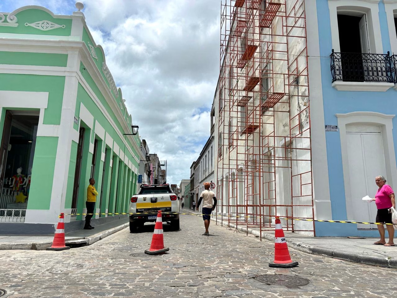 Trânsito é alterado na rua Siqueira Campos para pintura de casarões históricos de Penedo