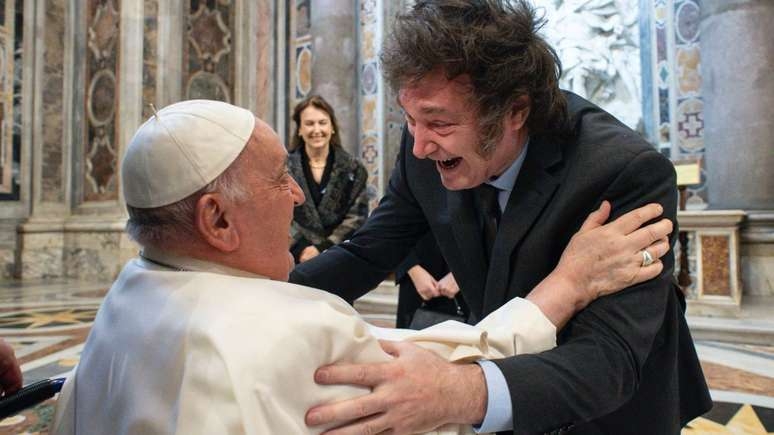 Javier Milei abraça papa Francisco no Vaticano após atacá-lo na campanha; assista ao vídeo