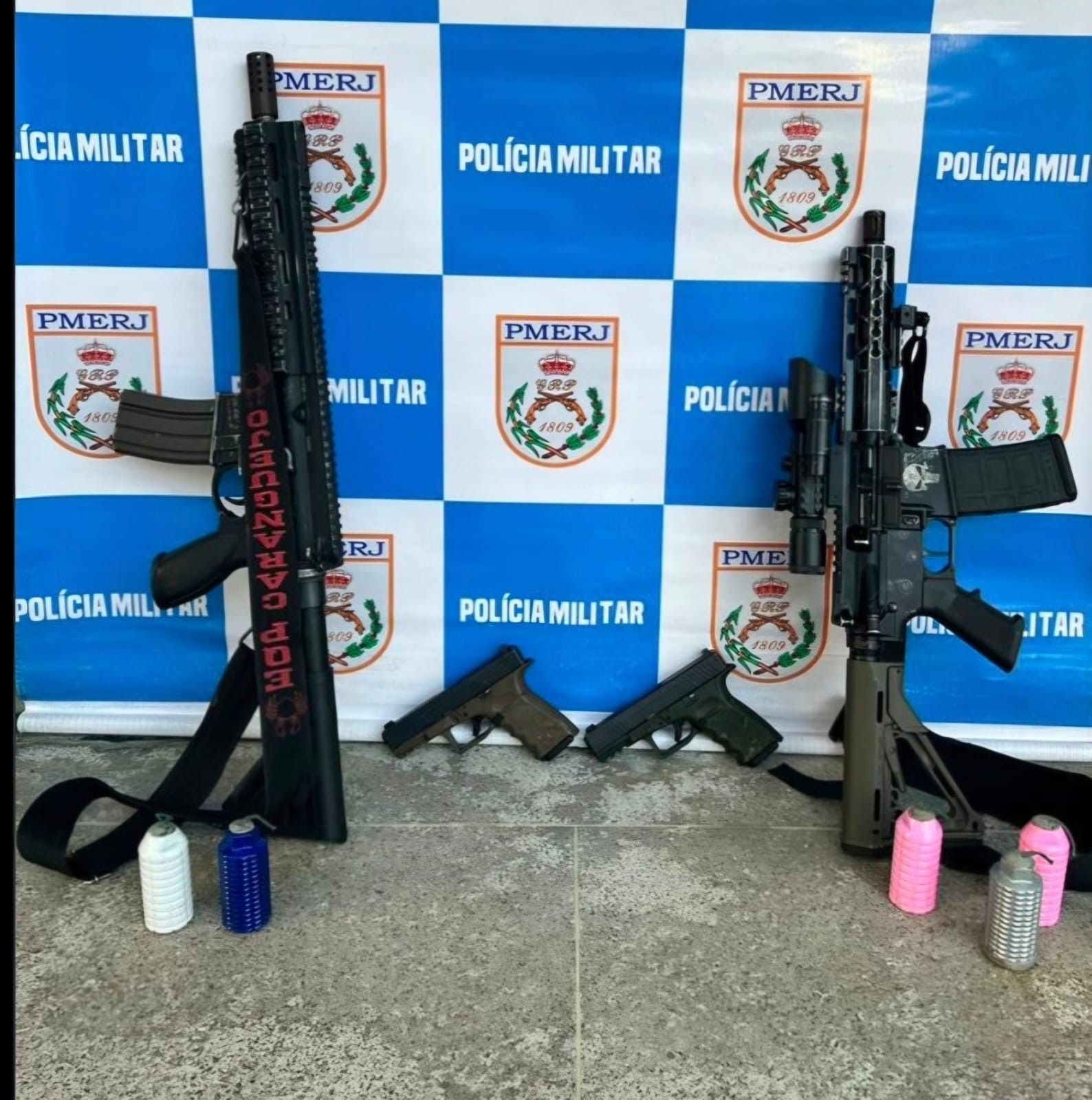 PM apreende fuzis, pistolas e granadas em Rio das Pedras
