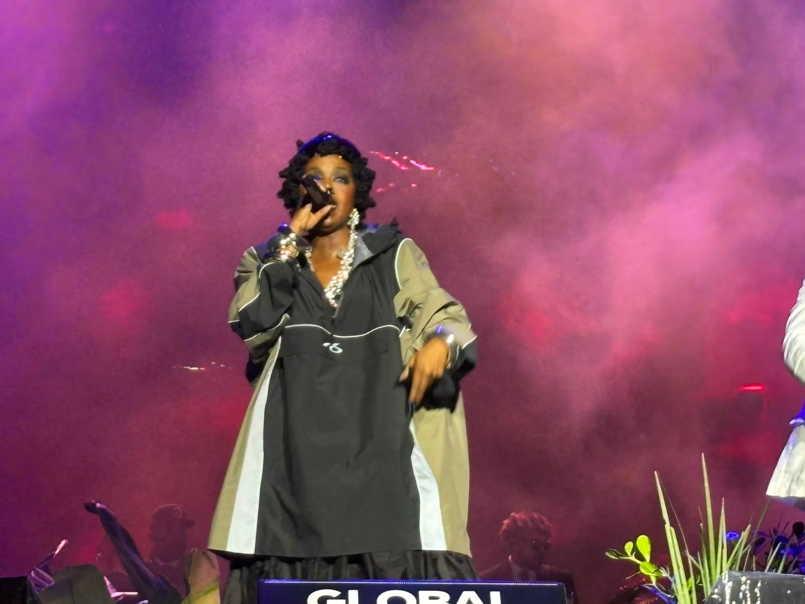 Lauryn Hill encanta fãs em show gratuito no Rio