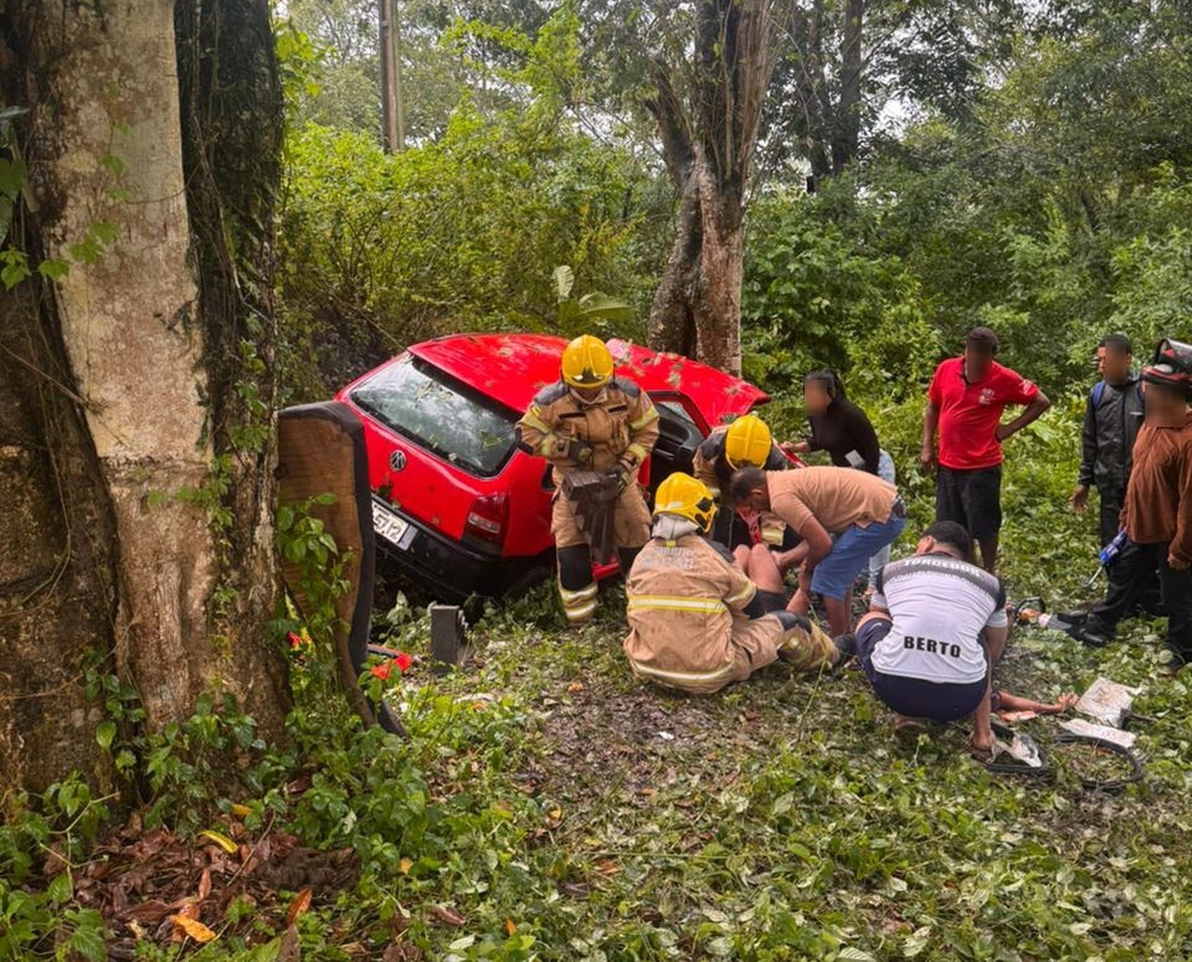 Carro sai da pista e quatro ficam presos em Boquim