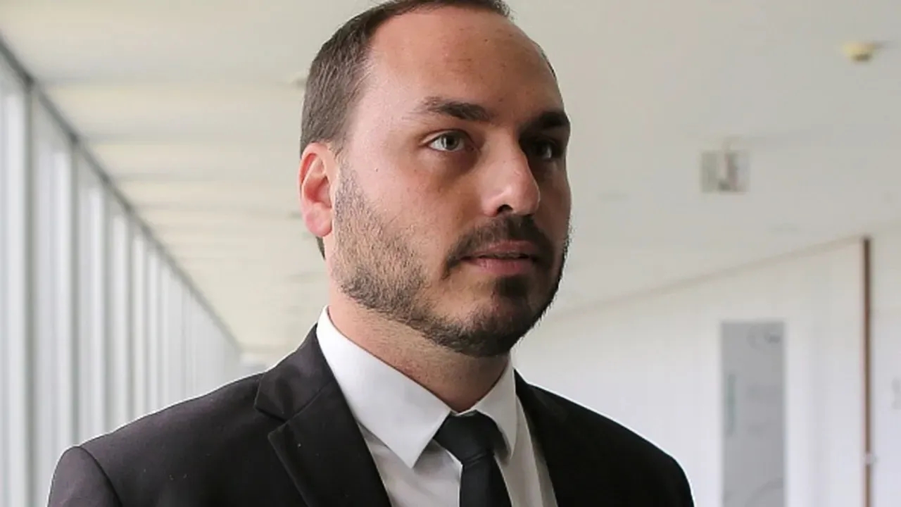 Carlos Bolsonaro critica PL e pede ação urgentemente