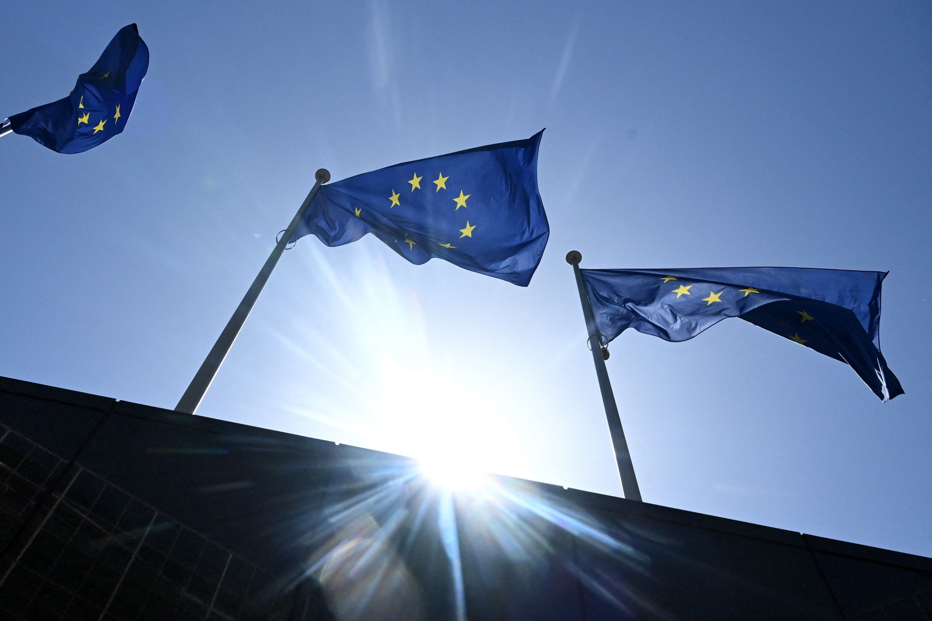 Acordo europeu endurece regras migratórias e cria centros de retorno