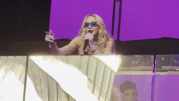 Madonna faz show surpresa e lança single na Times Square