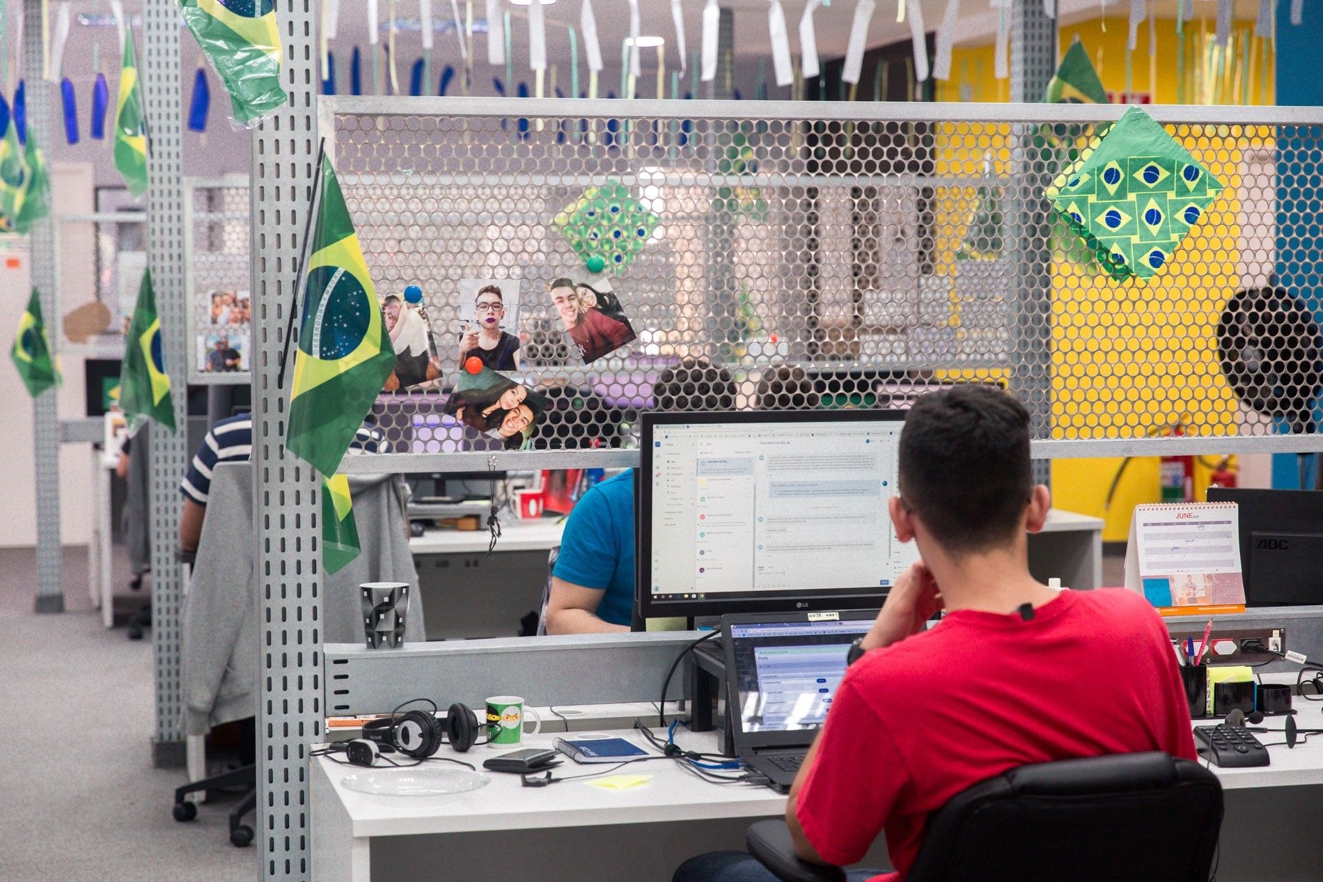 Brasil joga em dias úteis na Copa; como ficam os salários?