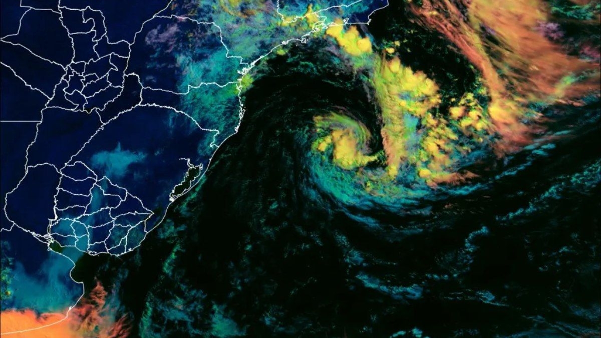 Ciclone atípico se aproxima da costa do Sul do Brasil
