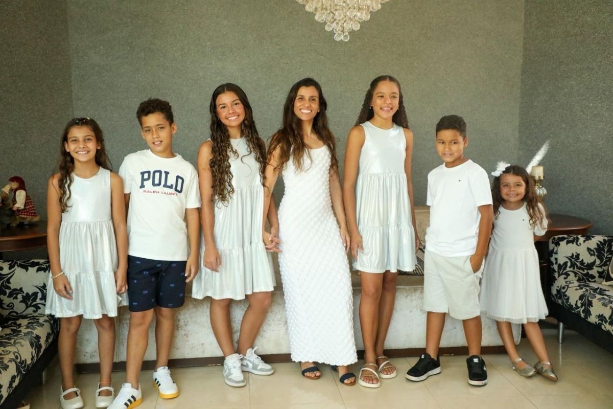 Mãe no PR adota três crianças após acolhimento