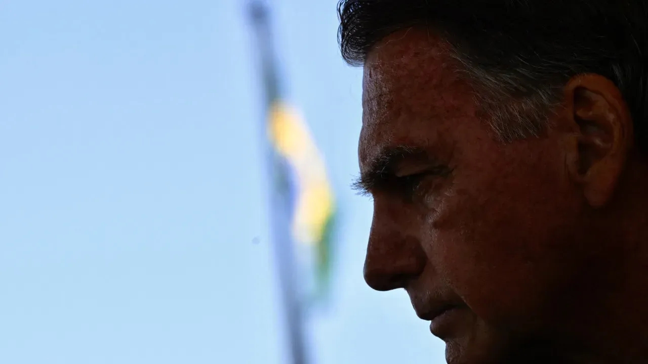 Bolsonaro tem quadro grave, mas médico afirma que está estável