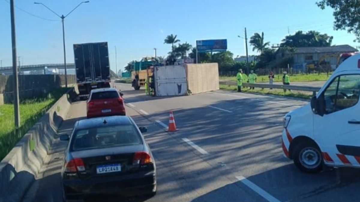 Caminhão tomba e provoca congestionamento de 6 km