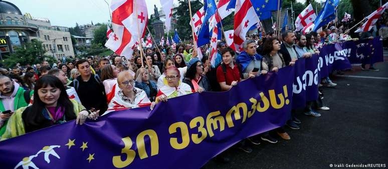 Parlamento da Geórgia aprova controversa "lei de agentes estrangeiros"