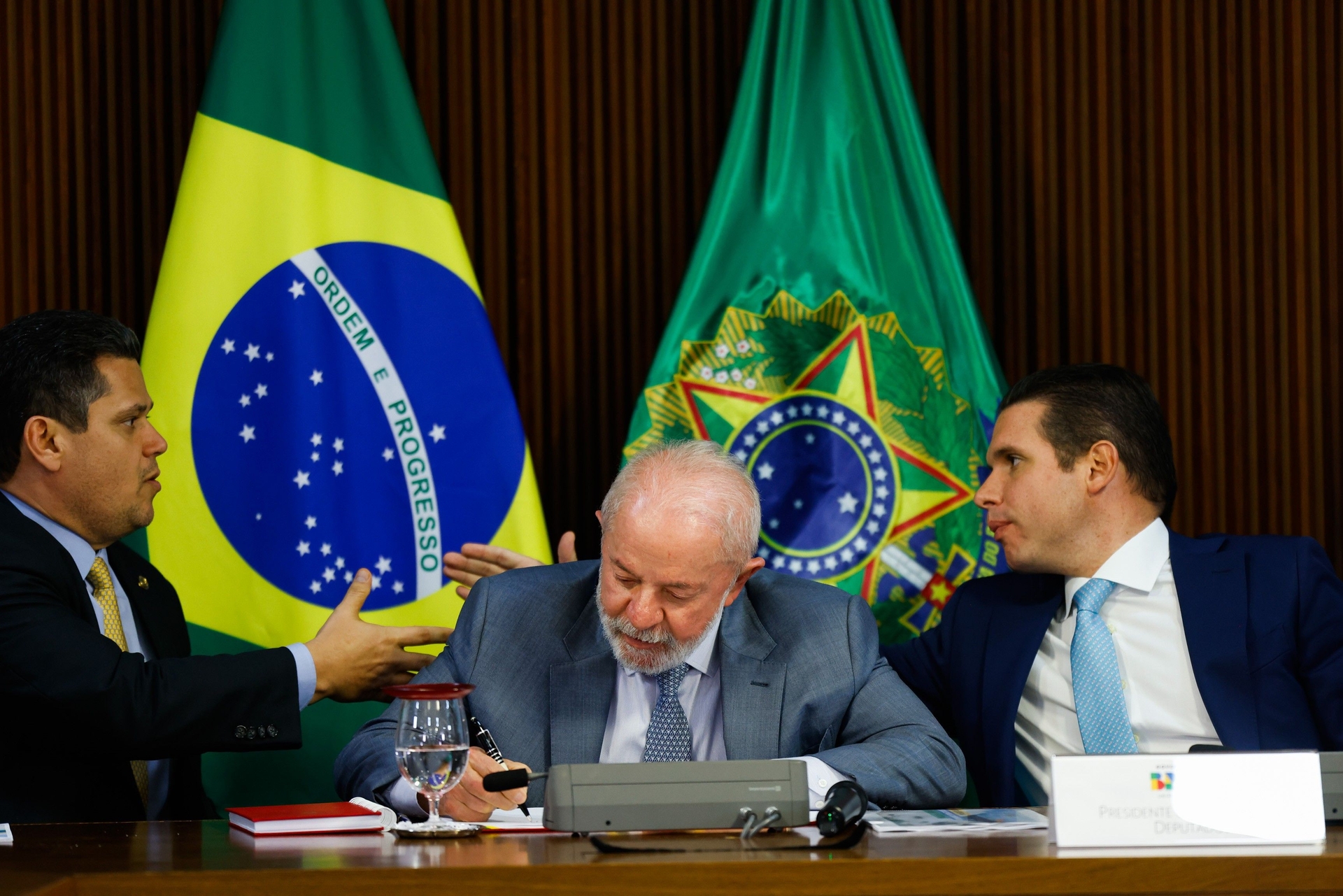 Governo revoga taxa das blusinhas em resposta ao Congresso