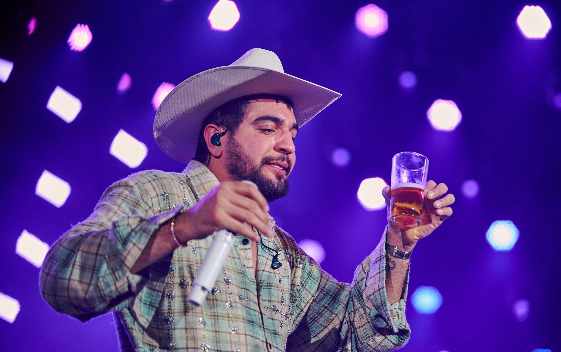 Excesso de álcool nos palcos: impacto na rotina dos artistas