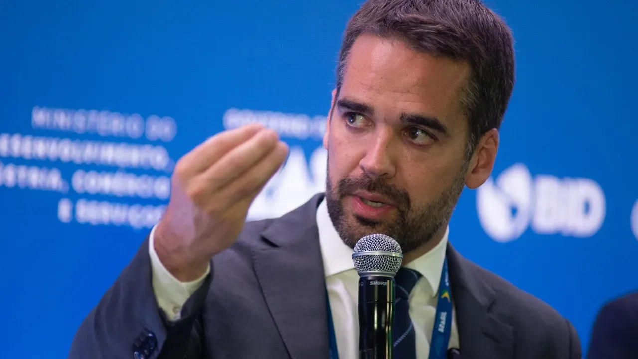 Leite se desculpa a Caiado por críticas no PSD