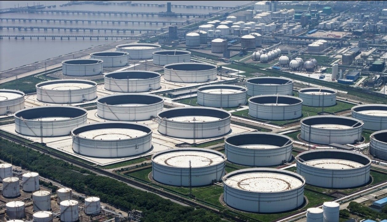 Queda do preço do petróleo se aproxima de valor pré-guerra