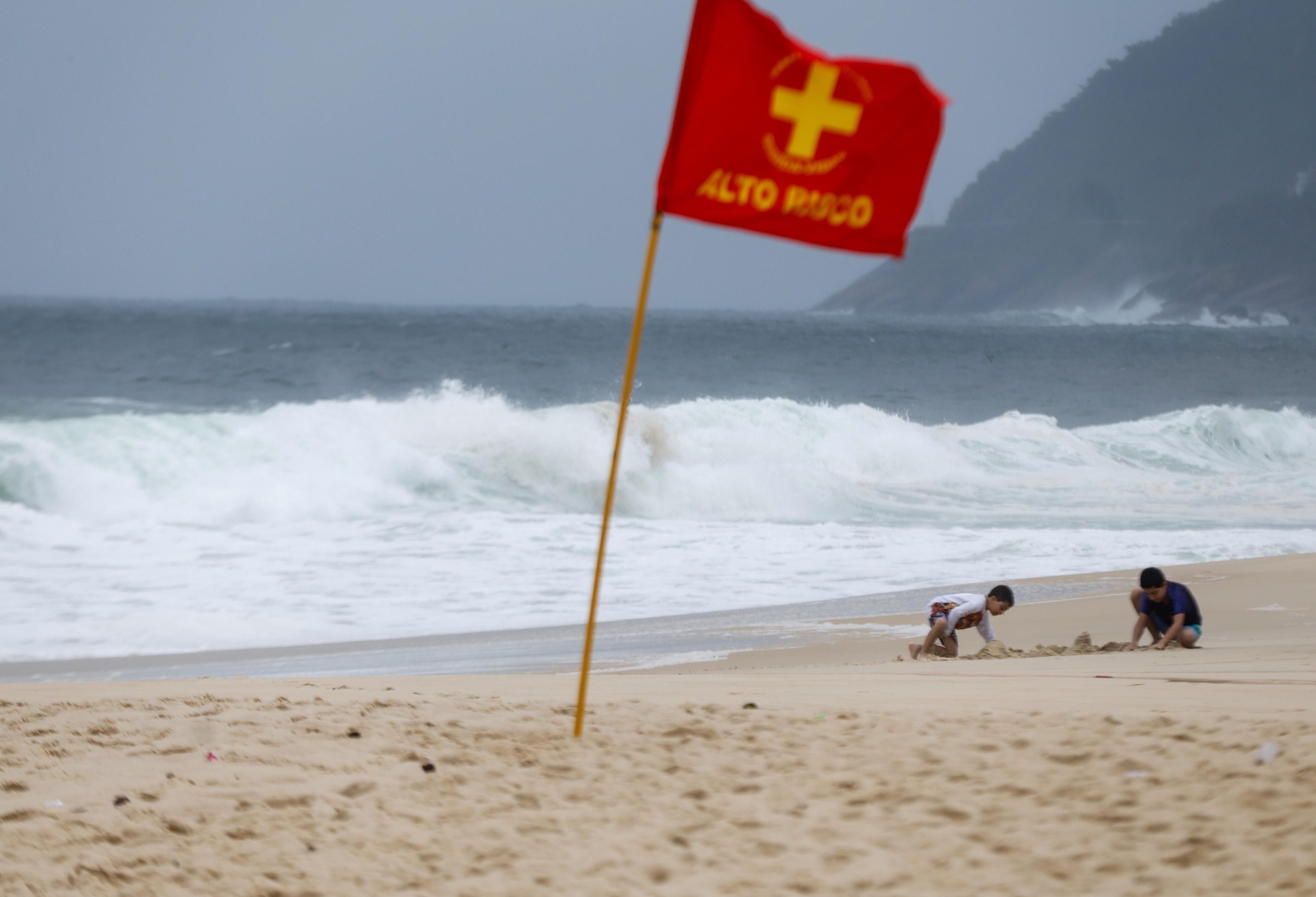 Alerta de ressaca no Rio: ondas podem chegar a 2,5 metros