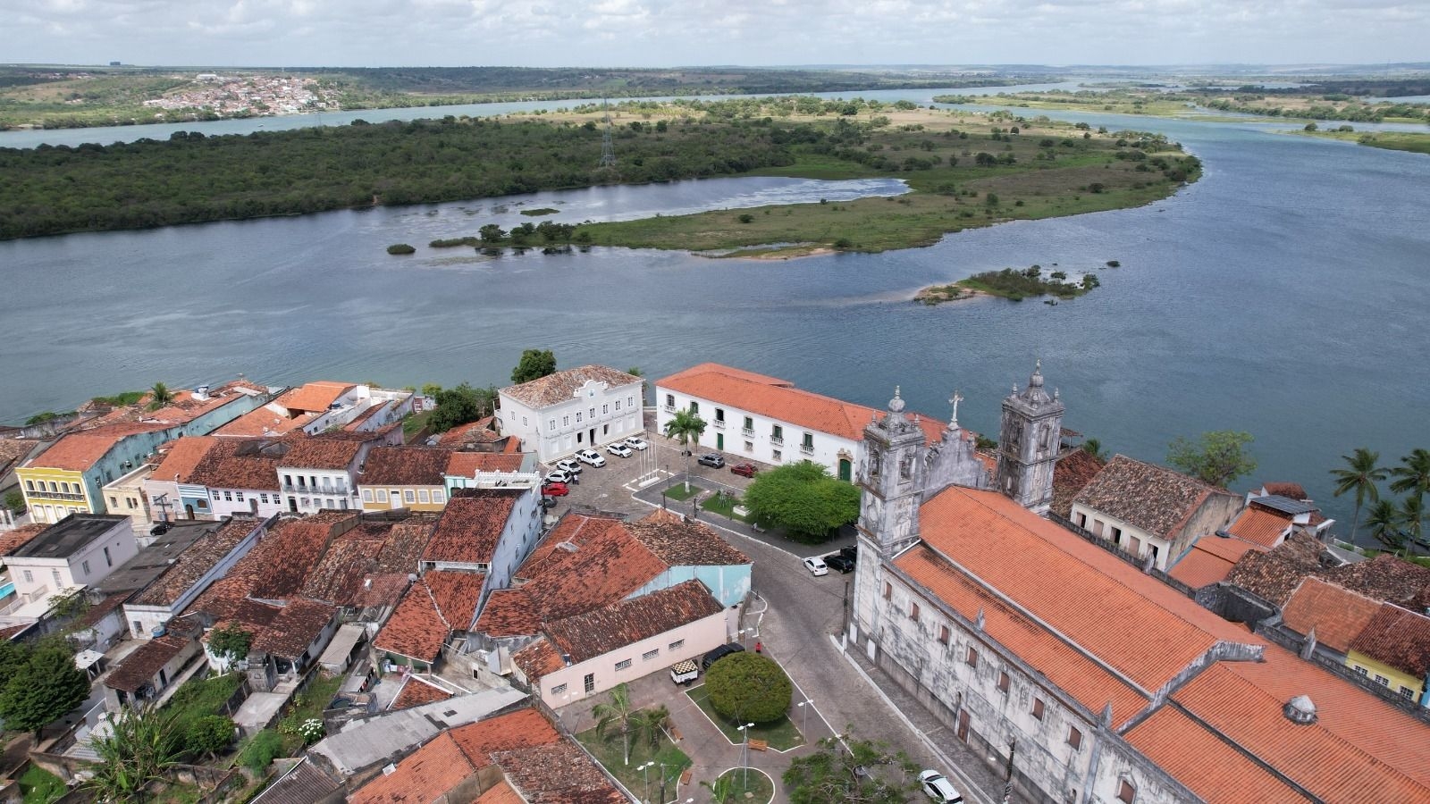 Penedo Registra Alta Ocupação Hoteleira com Congresso Médico e Eventos Culturais