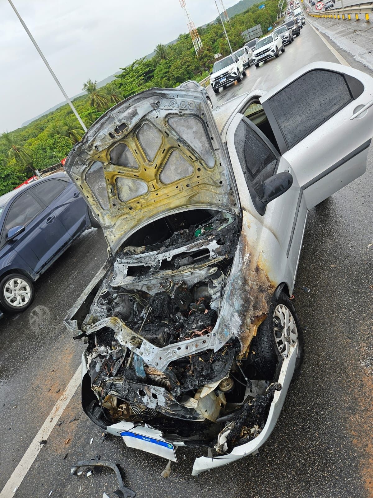 Carro pega fogo na Ponte Divaldo Suruagy em Maceió