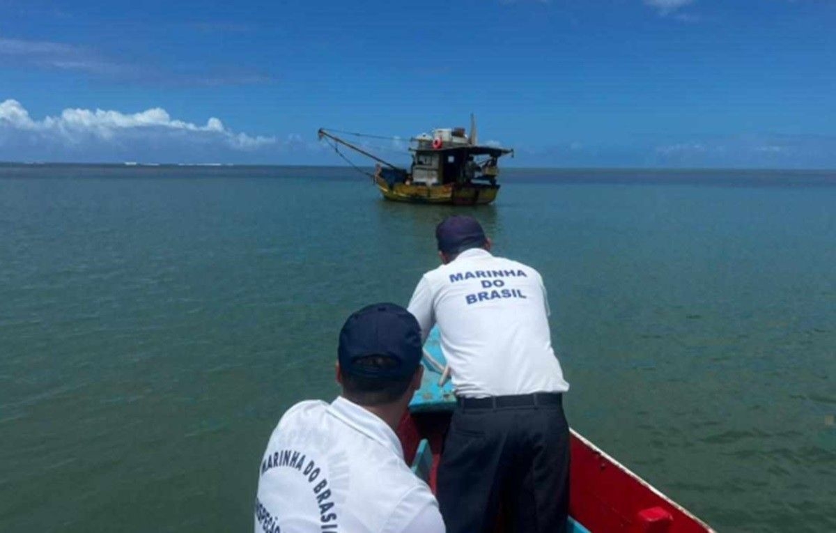 Marinha resgata pescador em Piaçabuçu após falha no barco