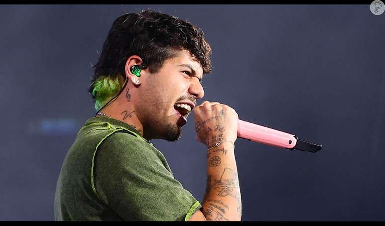 Zé Felipe canta em festival, mas não agrada público: 'Como canta mal'