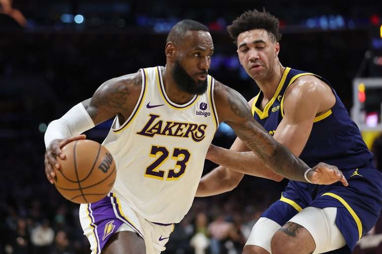 Cronômetro trava e jogo do Lakers na NBA termina com relógio manual