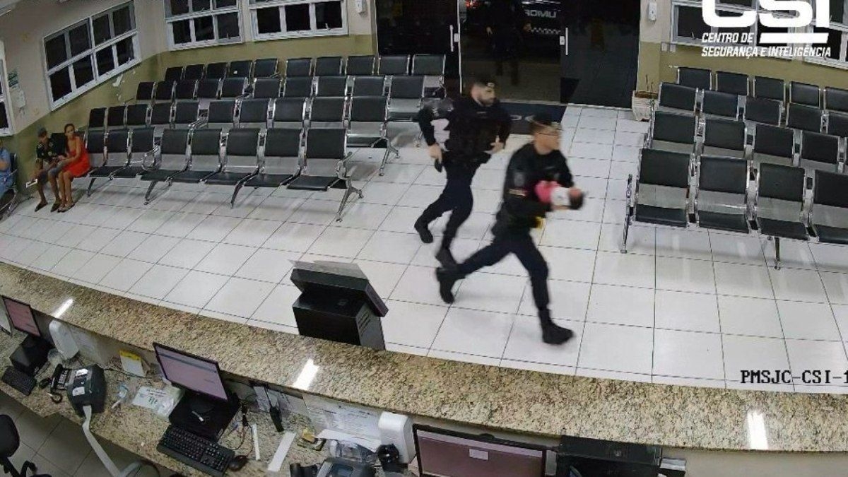 Recém-nascida salva após engasgo com ação de guardas