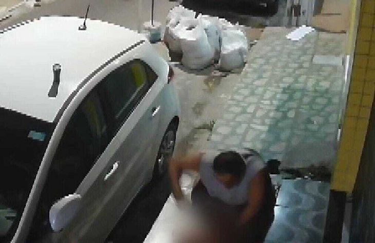 Vídeo: mulher sofre tentativa de estupro e é agredida com série de socos na porta de casa