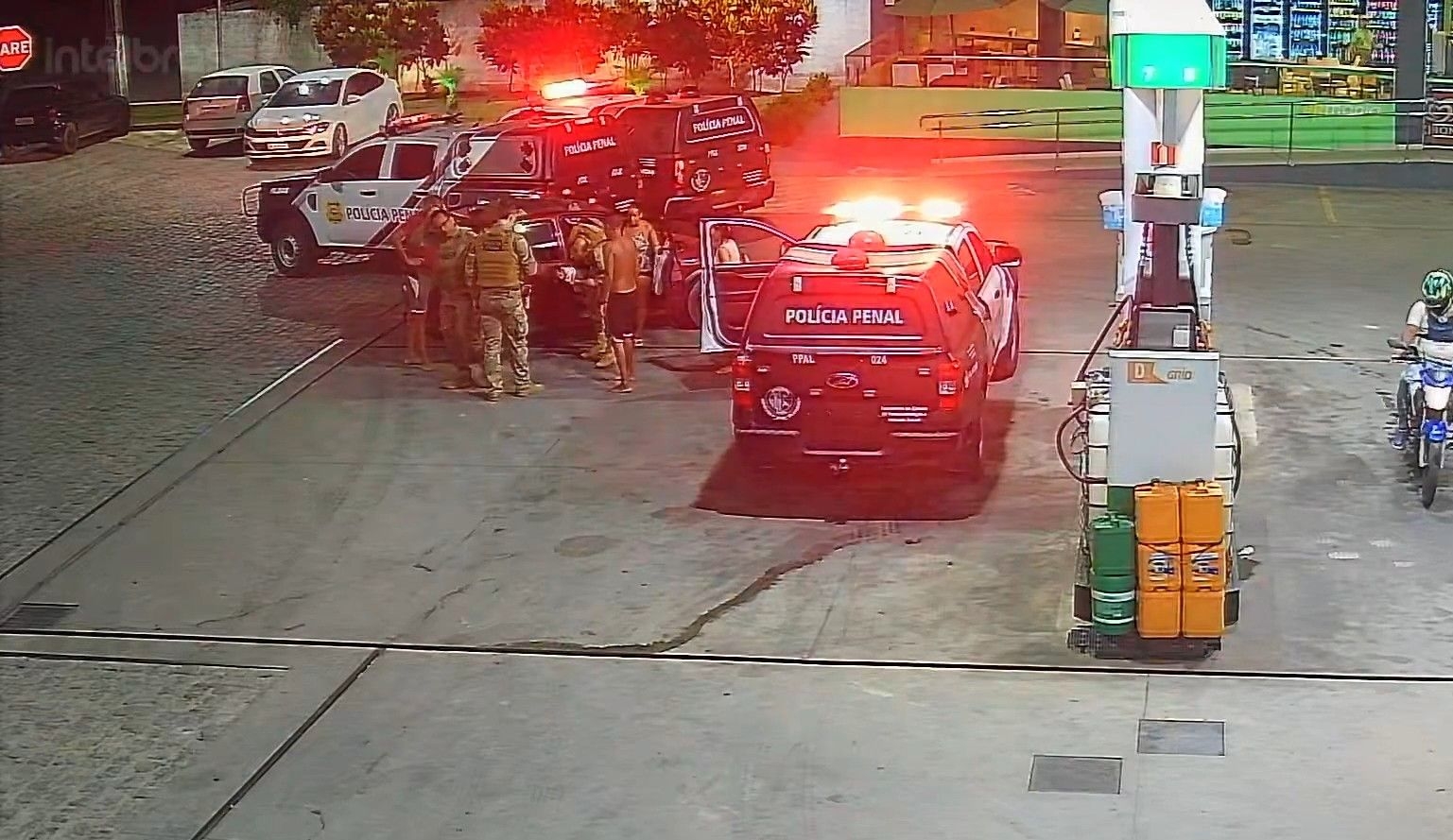 Policiais salvam bebê engasgado em posto de combustível