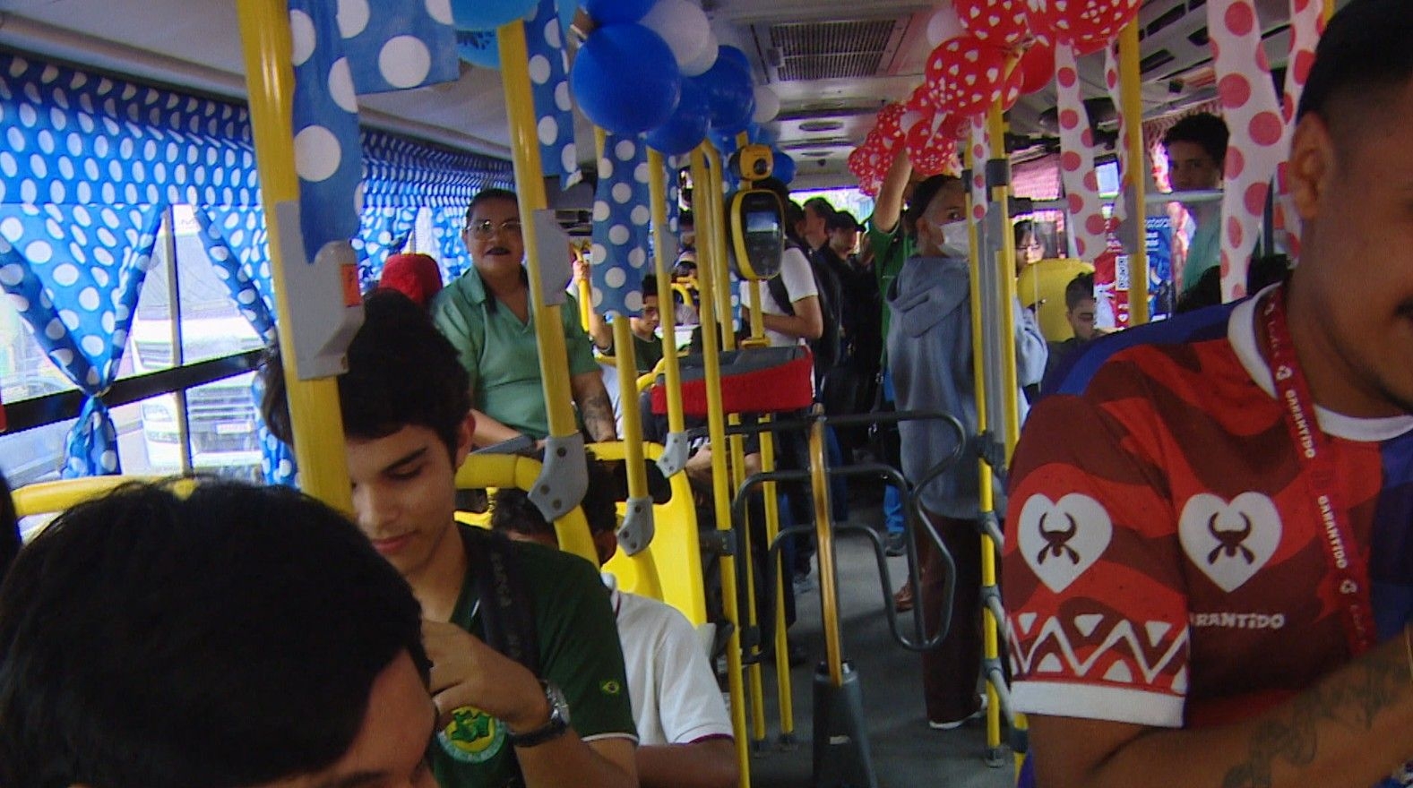 Ônibus temático celebra o Festival de Parintins em Manaus