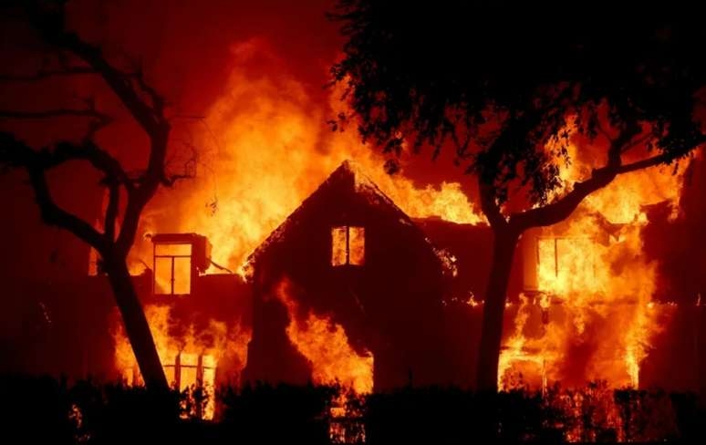 Imagens mostram Malibu e região devastada por incêndios, deixando mortos, desabrigados e destruição histórica