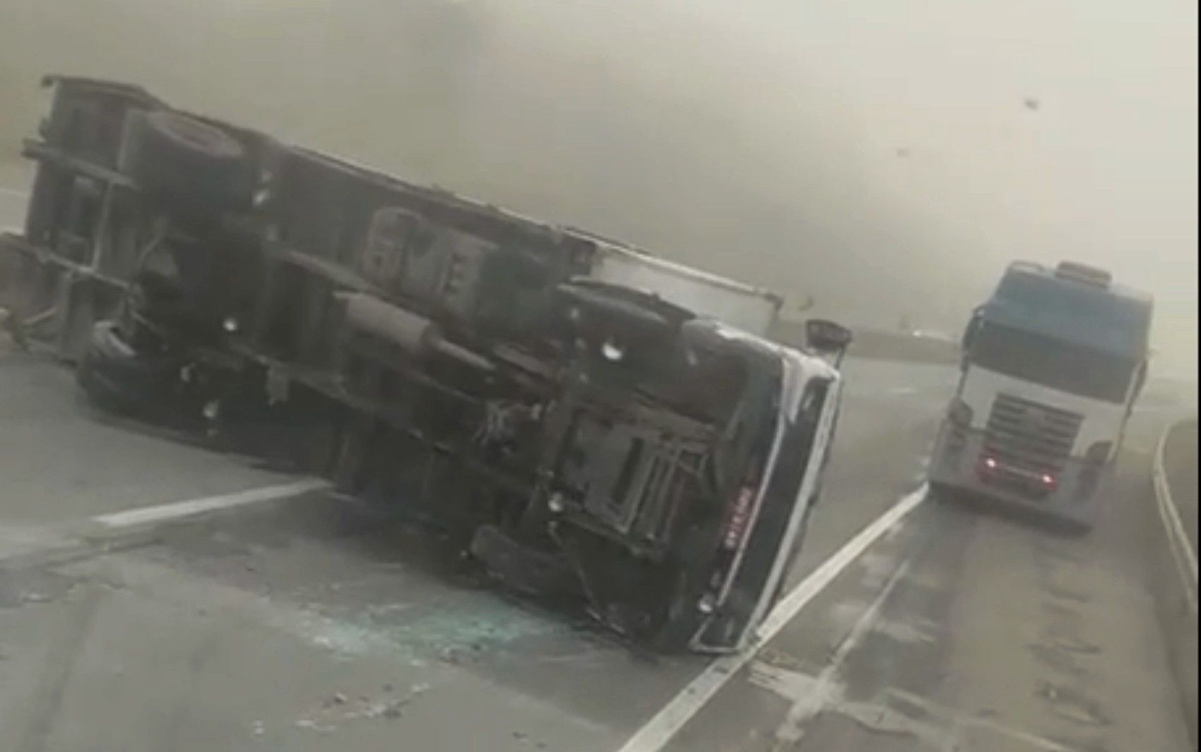 Congestionamentos na Rodovia Fernão Dias devido a tombamentos
