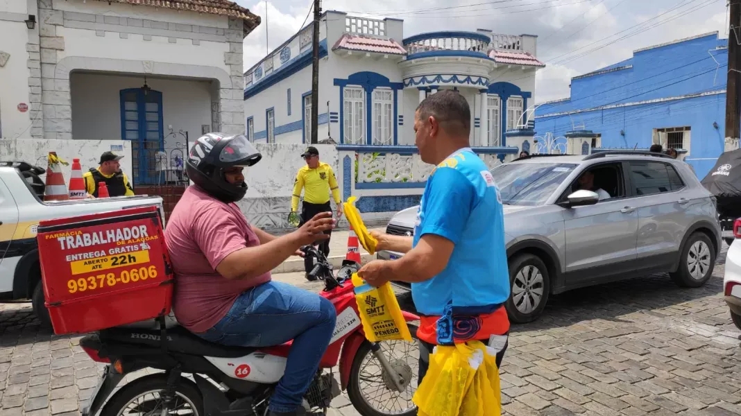 Secretaria de Saúde e SMTT realizam ações educativas durante Bom Jesus dos Navegantes em Penedo