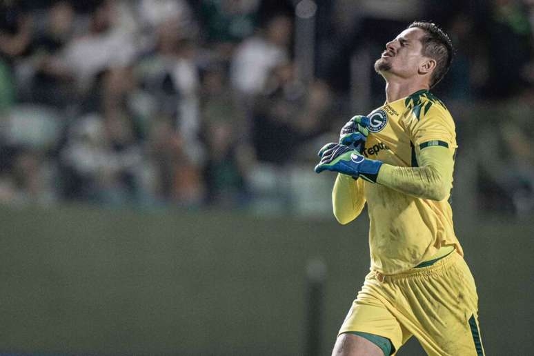 Com dois gols de Tadeu, Goiás vence o Ceará de virada