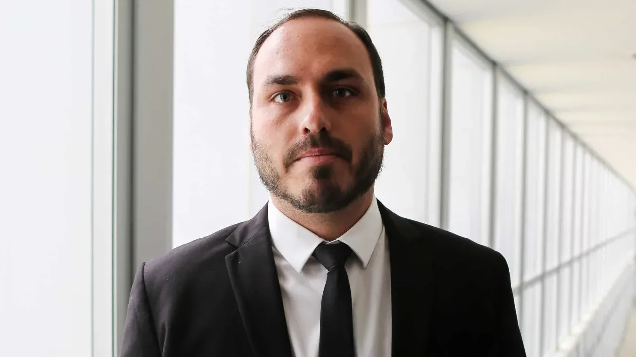 MP-RJ retoma investigação de 'rachadinha' envolvendo Carlos Bolsonaro