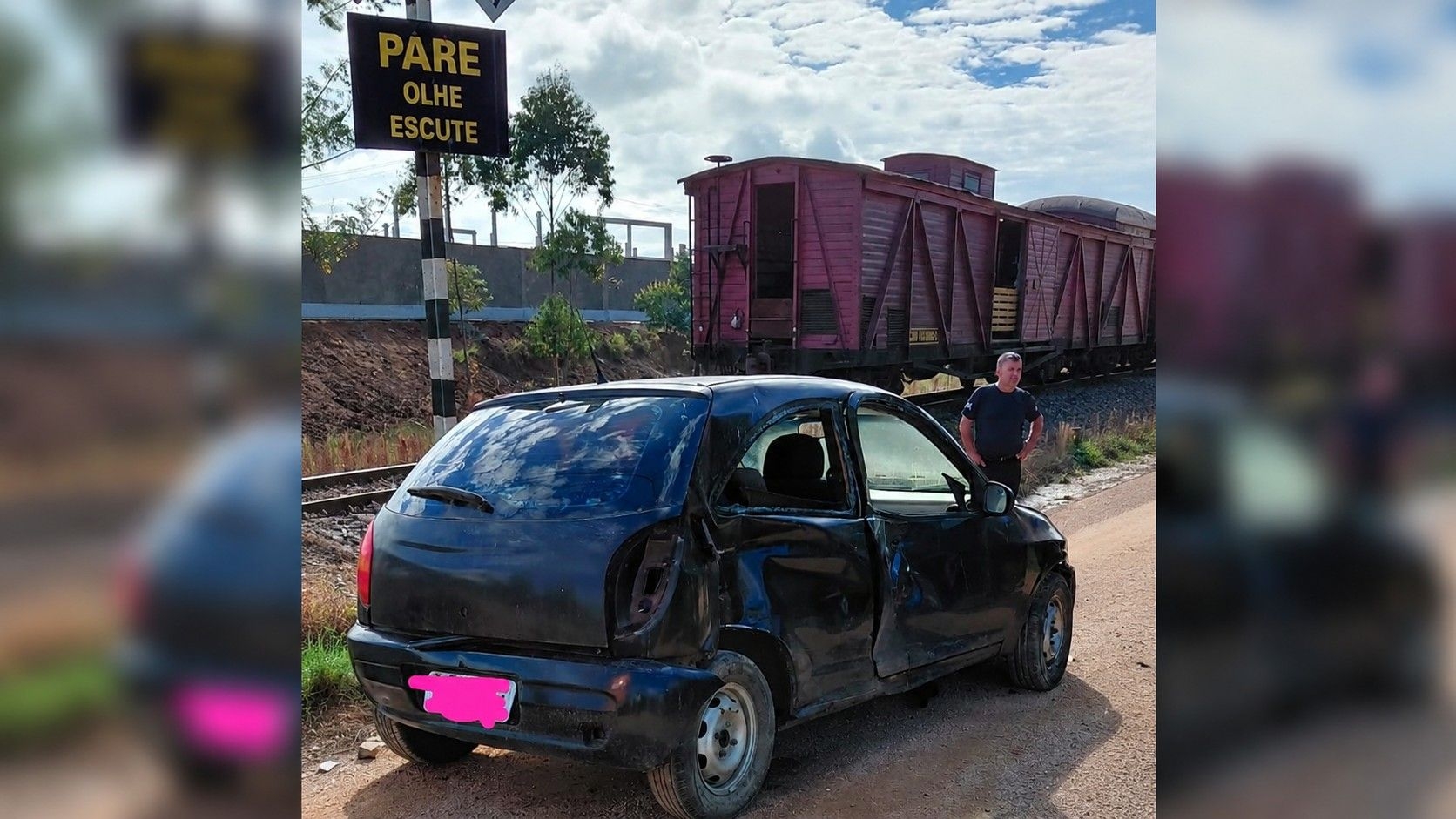 Carro arrastado por trem em SC deixa motorista ferido