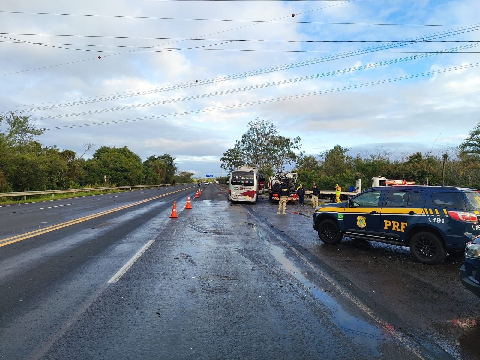 Motorista morre em acidente entre caminhonete e ônibus no RS