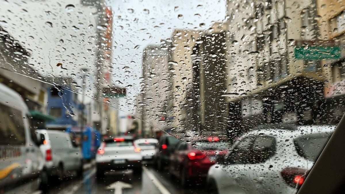 Frente fria do outono traz mudanças no tempo em SP