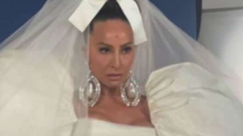 Brega? Web detona vestido de noiva de Sabrina Sato: 'Misericórdia, que horror'